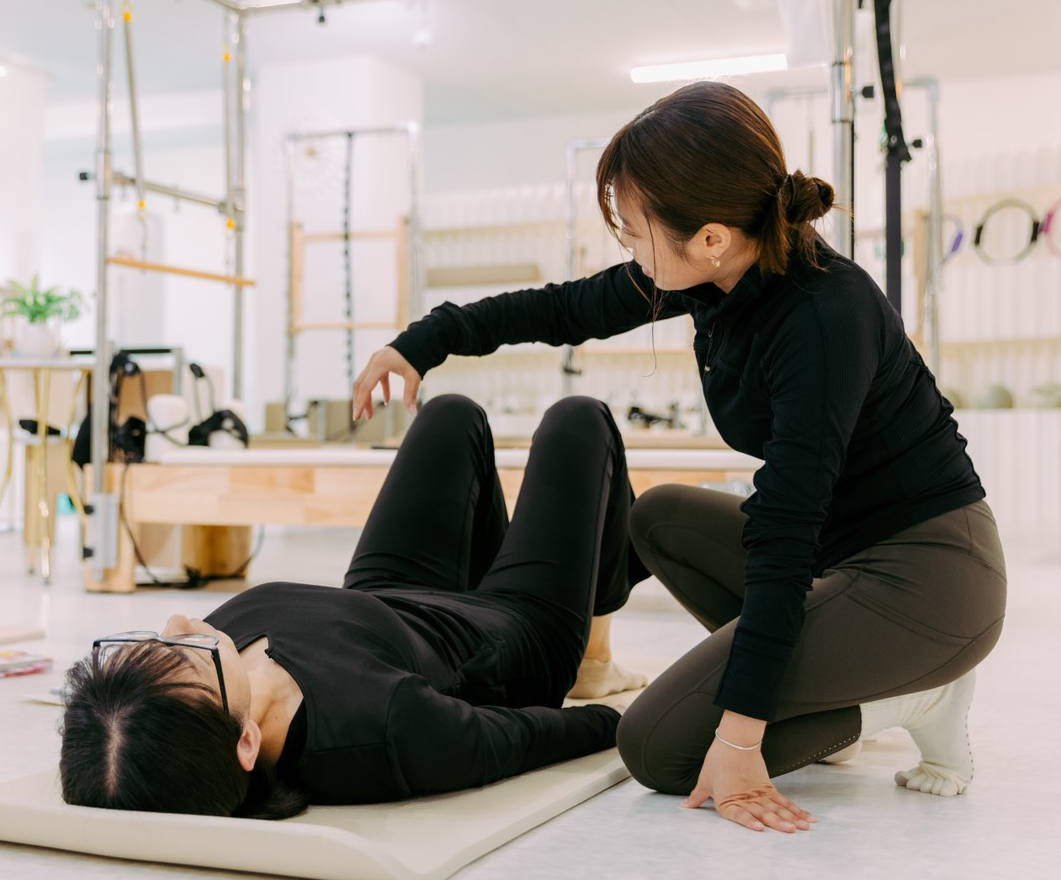 ピラティス資格養成講座での解剖学・動きの原則を学ぶ実技指導