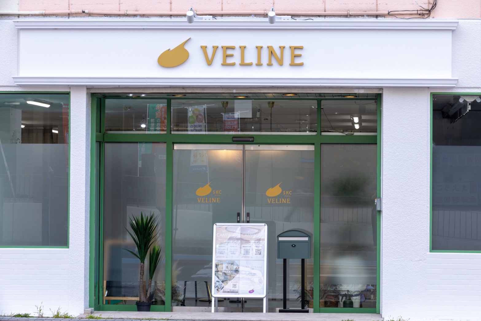 VELINE店舗外観（夜間）